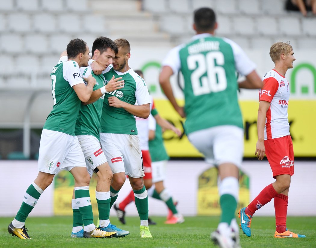 Fotbalisté Jablonce oslavují branku Roberta Hrubého (uprostřed) v zápase s Pardubicemi