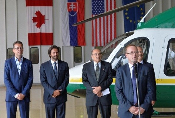 Ministr vnitra Robert Kaliňák přebírá jeden z vrtulníků Bell 429 pro slovenskou policii.