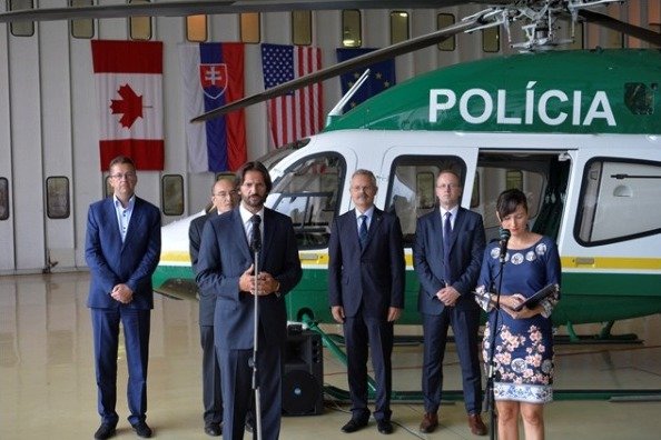 Ministr vnitra Robert Kaliňák přebírá jeden z vrtulníků Bell 429 pro slovenskou policii.