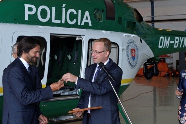 Ministr vnitra Robert Kaliňák přebírá jeden z vrtulníků Bell 429 pro slovenskou policii.