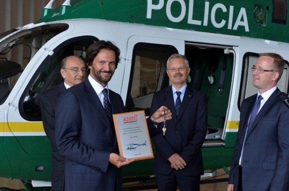 Ministr vnitra Robert Kaliňák přebírá jeden z vrtulníků Bell 429 pro slovenskou policii.