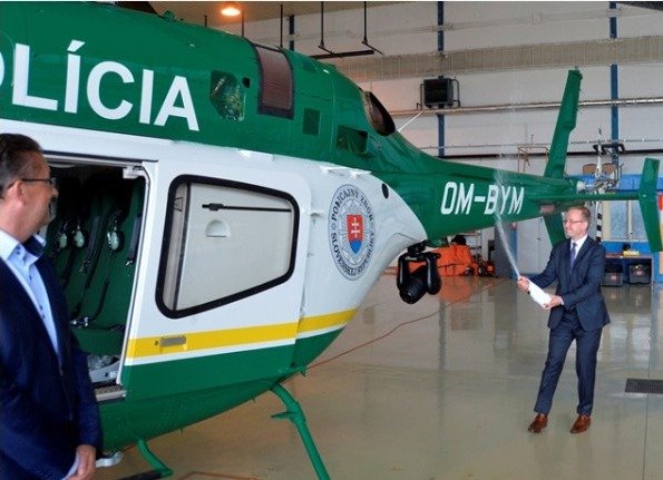 Ministr vnitra Robert Kaliňák přebírá jeden z vrtulníků Bell 429 pro slovenskou policii.