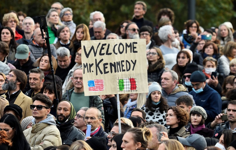 Protest proti covid pasům v italském Miláně: Dorazil i Robert F. Kennedy Jr., synovec někdejšího amerického prezidenta J. F. Kennedyho.