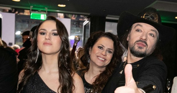 Robert di Karlovy Vary bersama putri dan istrinya. Robert di Karlovy Vary bersama putri dan istrinya.
