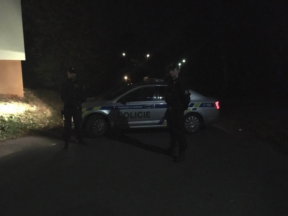 Policisté v noci procházeli dům, okolí uzavřeli.