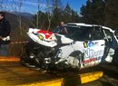 Památná fotografi e vraku jeho vozu po osudné havárii na rallye v únoru 2011