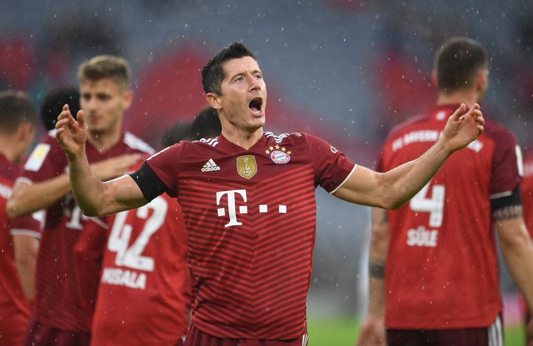 Robert Lewandowski slaví svůj gól do sítě Kolína