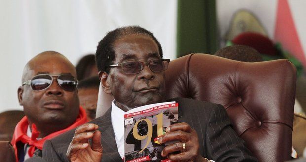 Tryskáč, vila se sluhy a 22 milionů. Exprezident Mugabe bude „ve vatě“