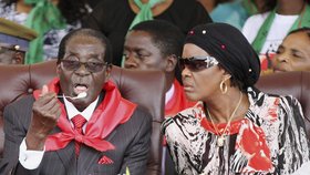 Prezident Mugabe s dortem a manželkou Grace