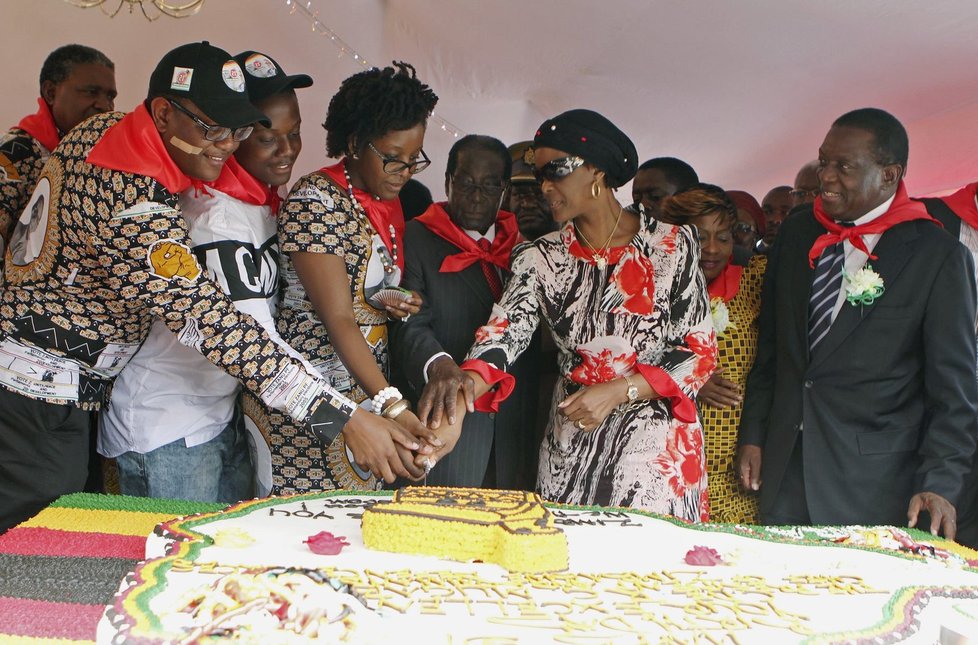 Zimbabwský prezident Mugabe slavil 91. narozeniny. S krájením dortu mu pomohla manželka Grace.