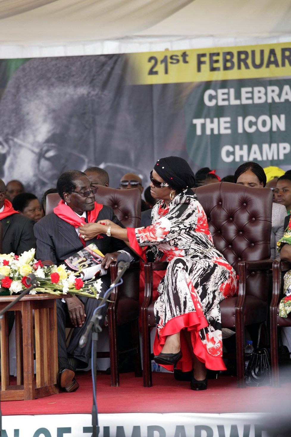 Prezident Mugabe oslavil 91. narozeniny na golfovém hřišti u Viktoriiných vodopádů.