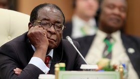 Robert Mugabe na třetím summitu EU a Afriky v roce 2010 během řeči bývalého vůdce Libye Muammara Kadáfího.