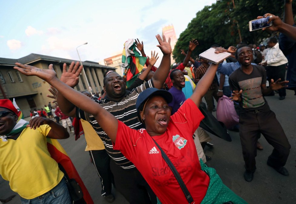 Zimbabwe bude mít nového prezidenta: Mugabe rezignoval, v ulicích Harare se slaví.