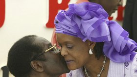 Zemřel bývalý diktátor a exprezident Zimbabwe Robert Mugabe. Bylo mu 95 let, rezignoval teprve nedávno.