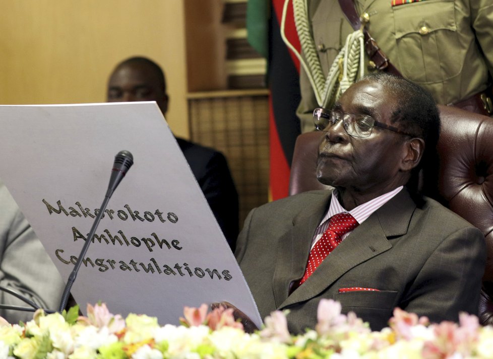 Zemřel bývalý diktátor a exprezident Zimbabwe Robert Mugabe. Bylo mu 95 let, rezignoval teprve nedávno.