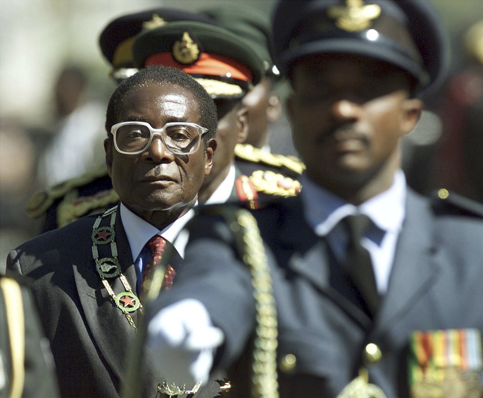 Zemřel bývalý diktátor a exprezident Zimbabwe Robert Mugabe. Bylo mu 95 let, rezignoval teprve nedávno.