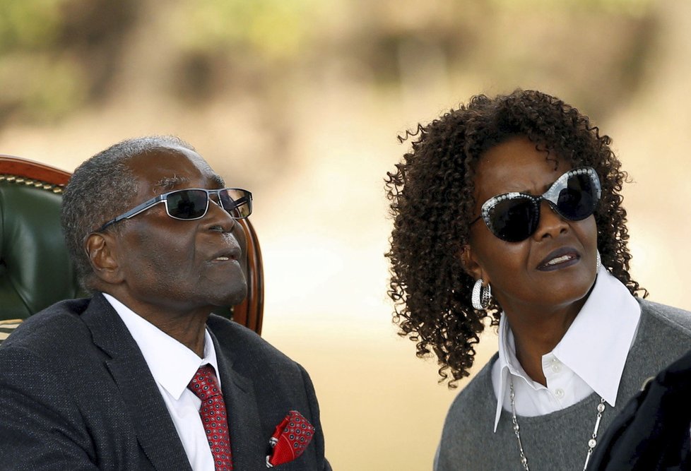 Zemřel bývalý diktátor a exprezident Zimbabwe Robert Mugabe. Bylo mu 95 let, rezignoval teprve nedávno.