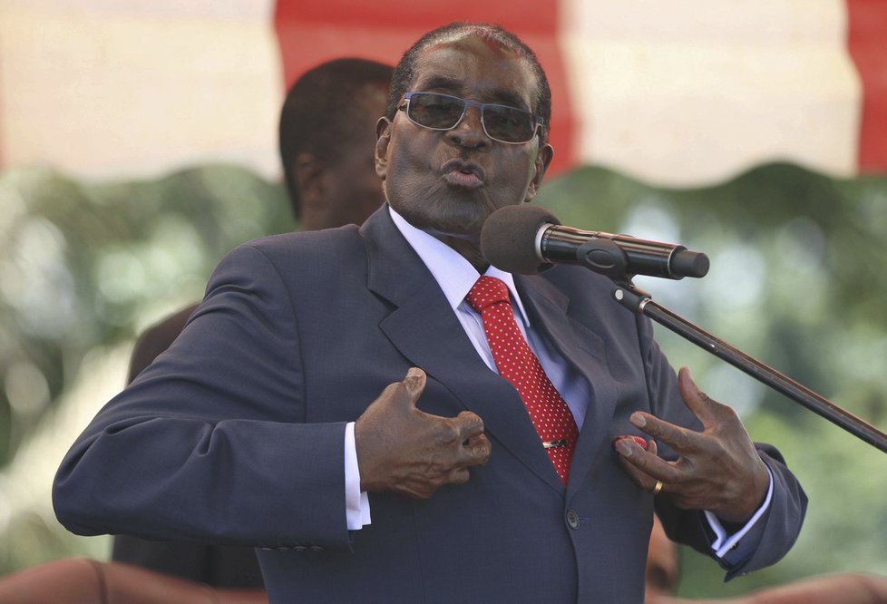 Zemřel bývalý diktátor a exprezident Zimbabwe Robert Mugabe. Bylo mu 95 let, rezignoval teprve nedávno.