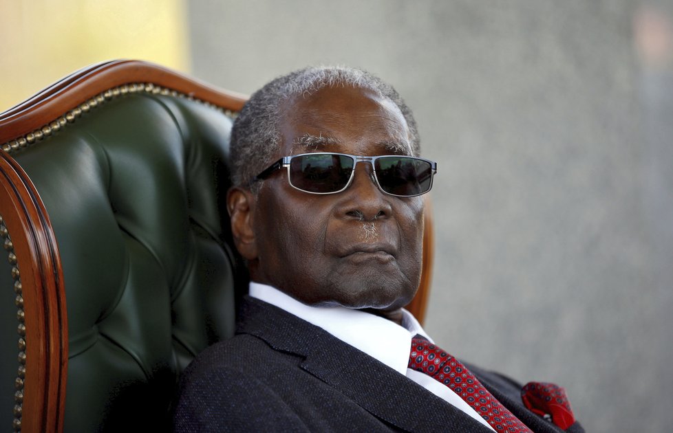 Zemřel bývalý diktátor a exprezident Zimbabwe Robert Mugabe. Bylo mu 95 let, rezignoval teprve nedávno.