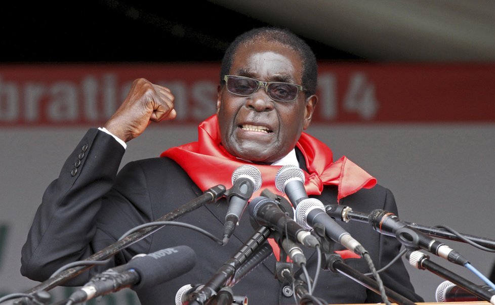 Zemřel bývalý diktátor a exprezident Zimbabwe Robert Mugabe. Bylo mu 95 let, rezignoval teprve nedávno.