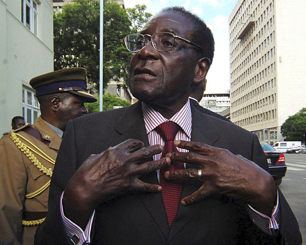 Zemřel bývalý diktátor a exprezident Zimbabwe Robert Mugabe. Bylo mu 95 let, rezignoval teprve nedávno.