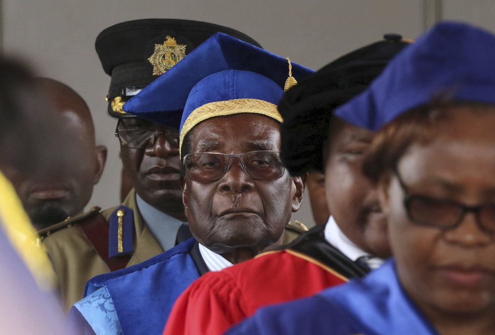 Zemřel bývalý diktátor a exprezident Zimbabwe Robert Mugabe. Bylo mu 95 let, rezignoval teprve nedávno.