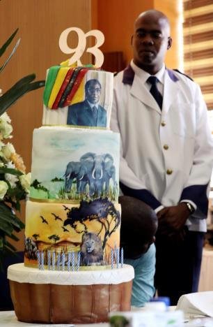 Asi milion dolarů (25,6 milionu Kč) stála hostina, kterou u příležitosti svých 93. narozenin uspořádal zimbabwský prezident Robert Mugabe.
