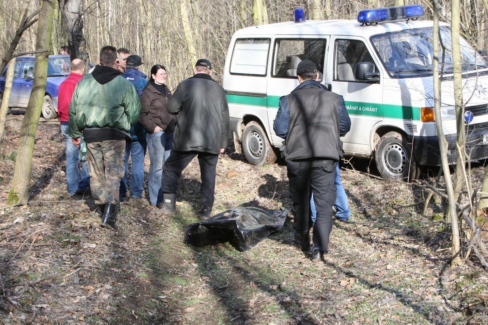 Policie na místě, kde byla mrtvá nalezena, zajišťovala stopy.