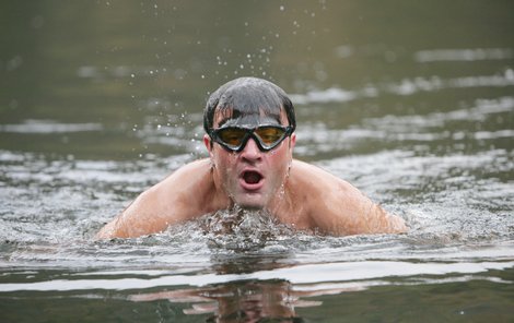 Robert trénuje na La Manche ve Slapské přehradě. Neodradí ho ani nevlídné listopadové počasí.