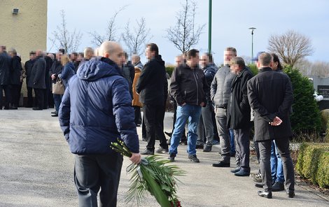 Dojemný pohřeb Roberta P. (†46), který se stal jednou z obětí masakru v ostravské nemocnici.