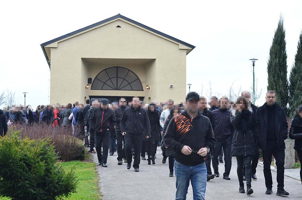 Dojemný pohřeb Roberta P. (†46), který se stal jednou z obětí masakru v ostravské nemocnici.