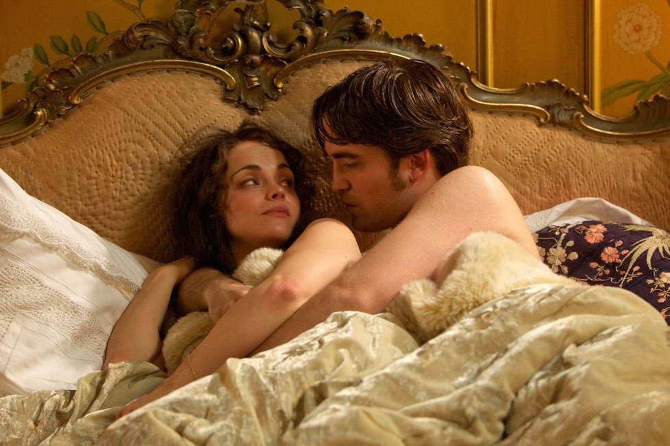 Robert Pattinson natáčí více sexuálních scén, než by se mu ve skutečnosti líbilo.