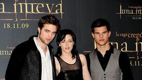 Robert Pattinson, Kristen Stewart a Taylor Lautner z Twilightu.