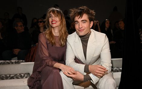 Pattinson jako švihák v krémovém obleku, Suki zvolila fialové šaty s průsvitným překrytím.