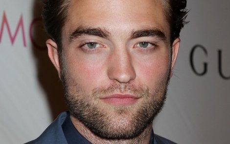 Robert Pattinson bere sprchu jako nutnost.