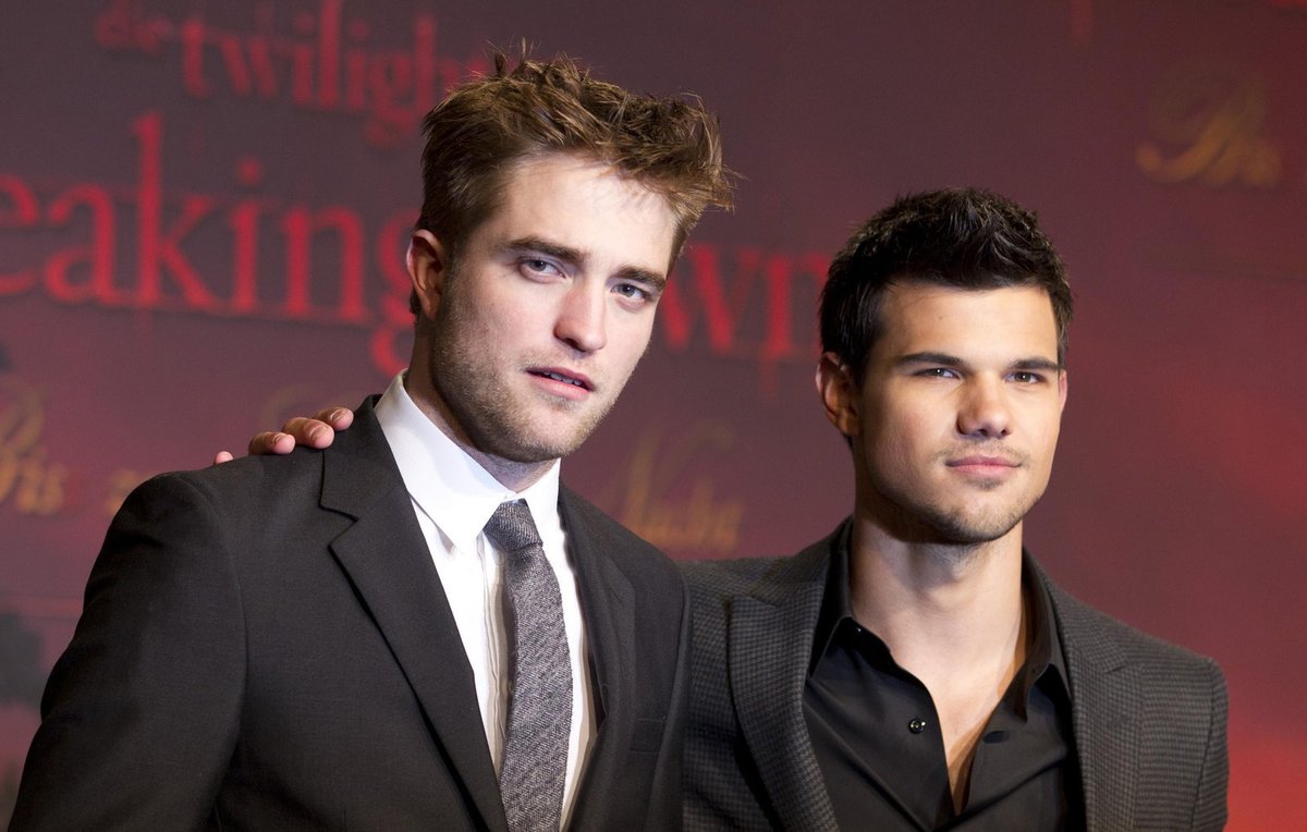 Robert Pattinson (vlevo, 25), Twilight sága: Rozbřesk. Plat: 300 milionů Kč. Film vydělal: 12 miliard Kč.Zisk: 40násobek.