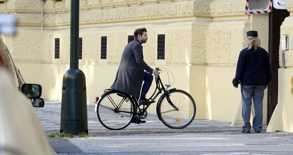 ... a také neděláte, Roberte, dobře s tím kabátem. Bez chrániče zadního kola skončíte jednou na dlažbě!