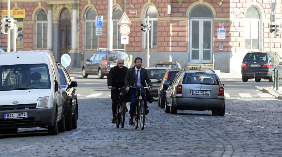 V méně obvyklém způsobu dopravy měl zálibu i český ministr spravedlnosti Robert Pelikán, který na první jednání na vládu dorazil na kole.