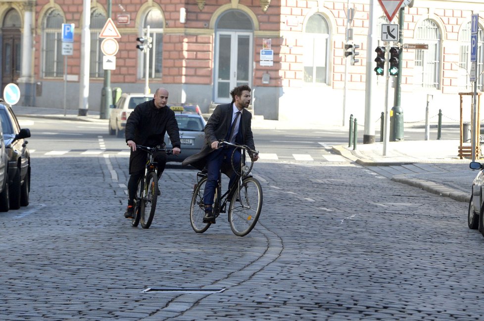 V méně obvyklém způsobu dopravy měl zálibu i český ministr spravedlnosti Robert Pelikán, který na první jednání na vládu dorazil na kole.
