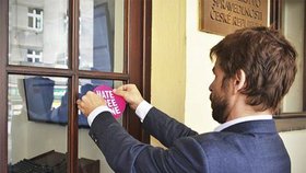 Ministr Robert Pelikán s nálepkou Hate Free zóny na dveřích budovy ministerstva