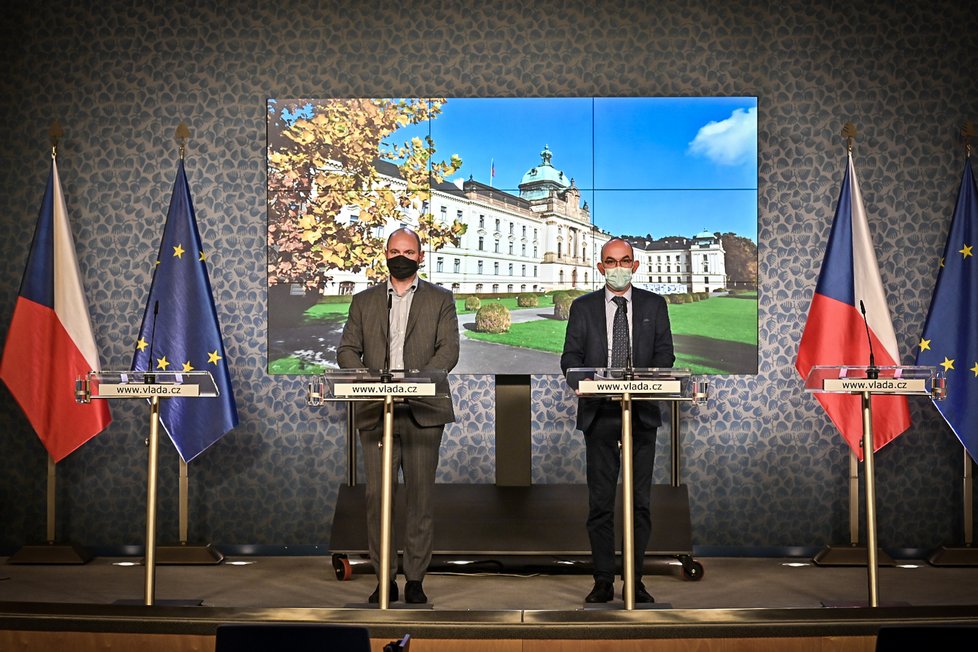 Tisková konference po jednání vlády: ministr školství Robert Plaga a ministr zdravotnictví Jan Blatný