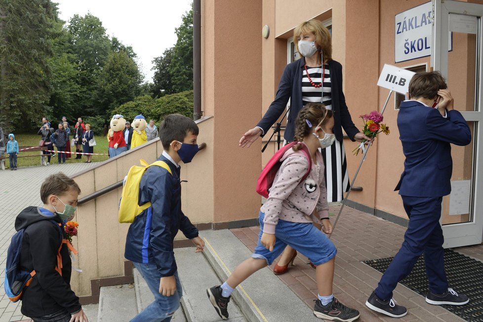 Zahájení nového školního roku: Ministr školství Plaga (ANO) vyrazil do Masarykovy ZŠ na Praze 9 v Újezdu nad Lesy