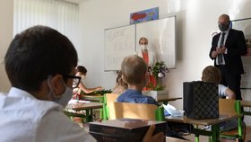 Ministr školství Robert Plaga (ANO) předal 30. června 2020 vysvědčení žákům první třídy v ZŠ Petra Strozziho v Praze (30. 6. 2020)