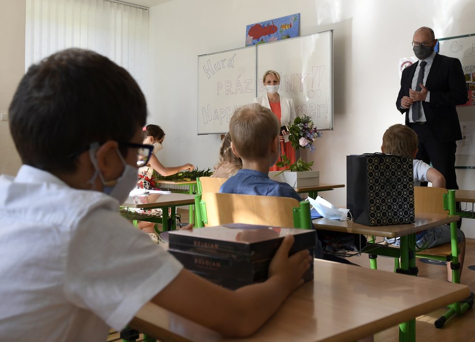 Ministr školství Robert Plaga (ANO) předal 30. června 2020 vysvědčení žákům první třídy v ZŠ Petra Strozziho v Praze (30.6.2020)