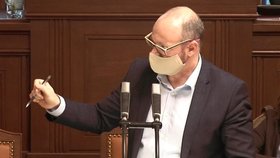 Ministr školství Robert Plaga (ANO) v roušce gestikuloval během jednání Sněmovny ohledně koronavirové pandemie kvůli konání maturit (24.3.2020).