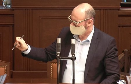 Ministr školství Robert Plaga (ANO) v roušce gestikuloval během jednání Sněmovny ohledně koronavirové pandemie kvůli konání maturit (24. 3. 2020).