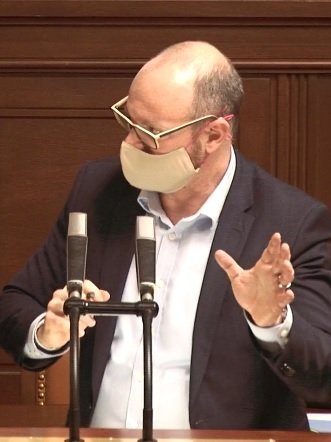 Ministr školství Robert Plaga (ANO) v roušce gestikuloval během jednání Sněmovny ohledně koronavirové pandemie kvůli konání maturit (24. 3. 2020).