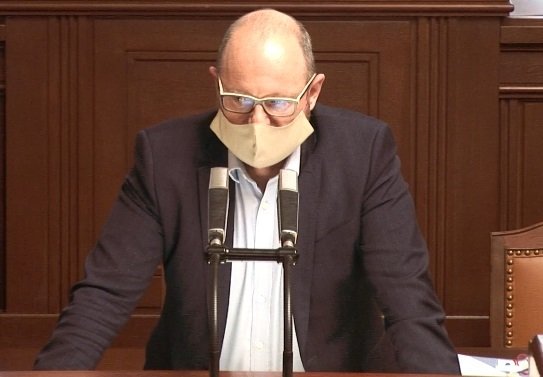 Ministr školství Robert Plaga (ANO) v roušce během jednání Sněmovny (24.3.2020)