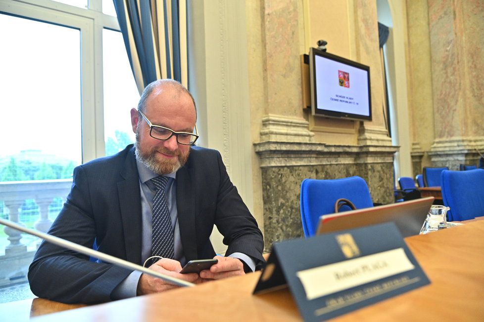 Ministr školství, mládeže a tělovýchovy Robert Plaga se připravuje na jednání vlády (20. 5. 2019)