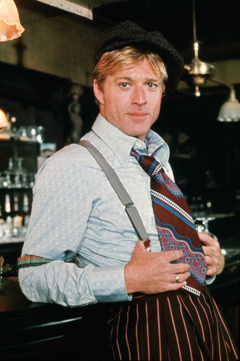 Robert Redford v roli podvodníka Johnnyho Hookera ve filmu Podraz (1973). Společně s Paulem Newmanem v něm vytvořili dvojici podvodníků, která se rozhodne pořádně to zavařit mafiánskému bossi Lonneganovi.